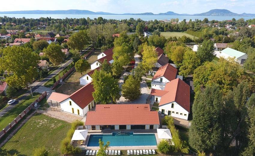 Hubertus Hof Landhotel Балатонфеньвеш Экстерьер фото